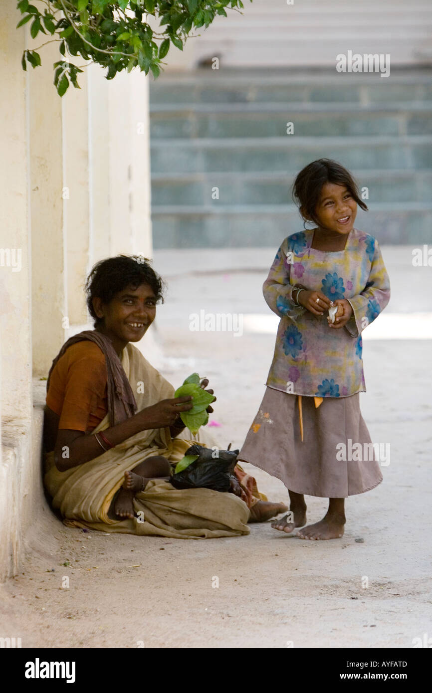 Povero indiano di casta bassa la madre e il bambino per le strade. Andhra Pradesh, India Foto Stock