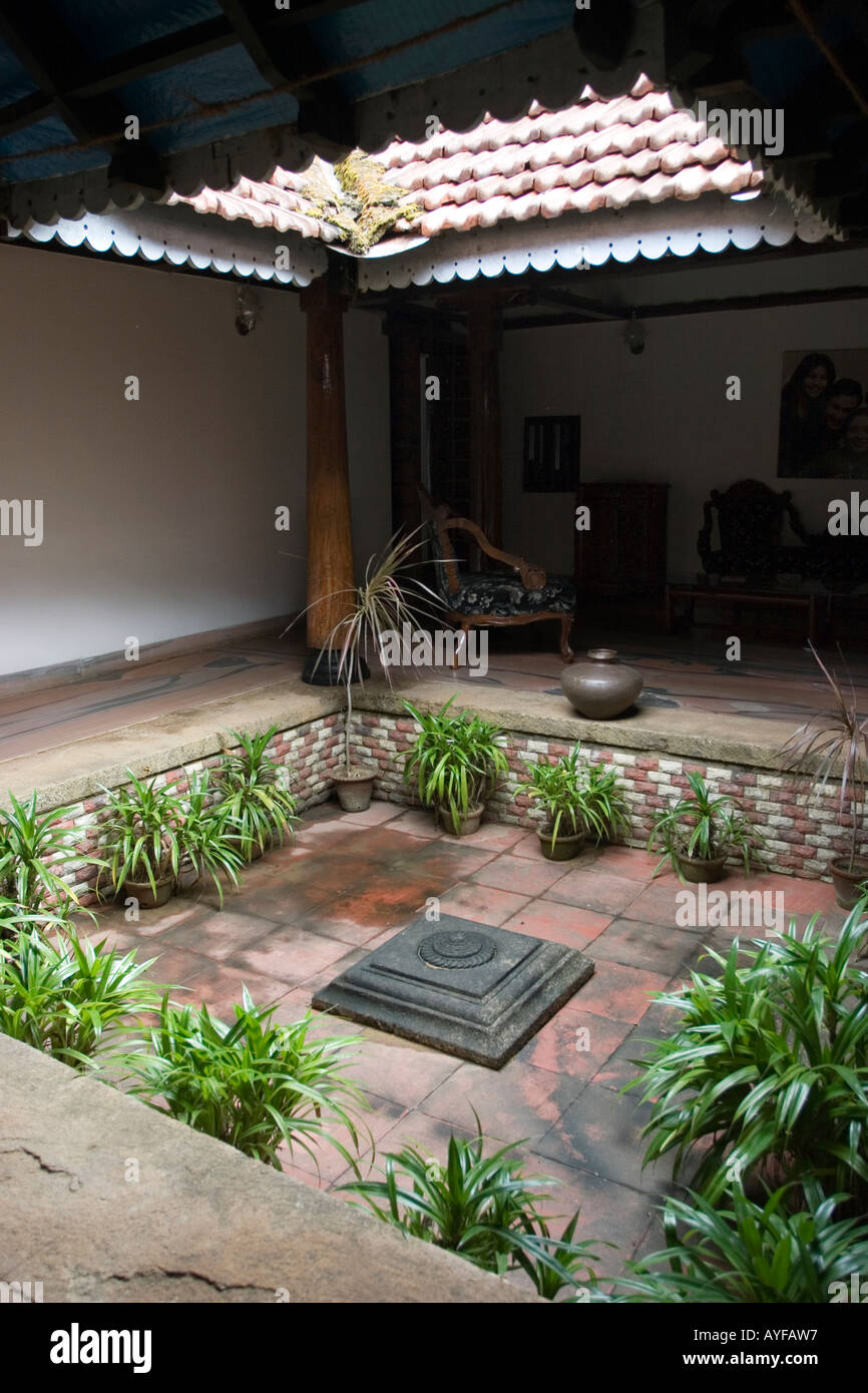 Acqua trappola di pioggia all'interno di un antica casa di indiani in Kerala. Nell India meridionale Foto Stock