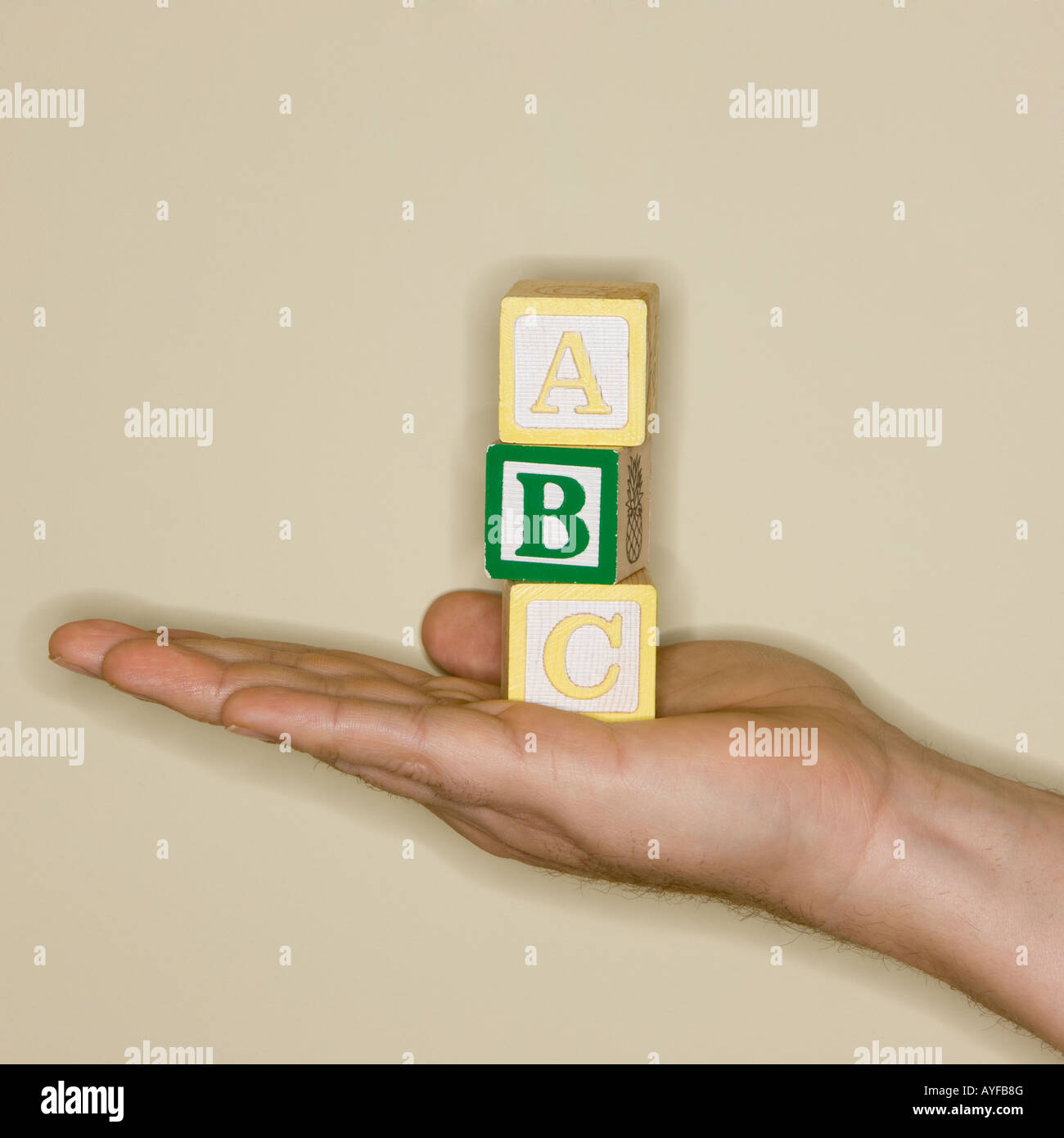 Uomo con blocchi di ABC Foto Stock