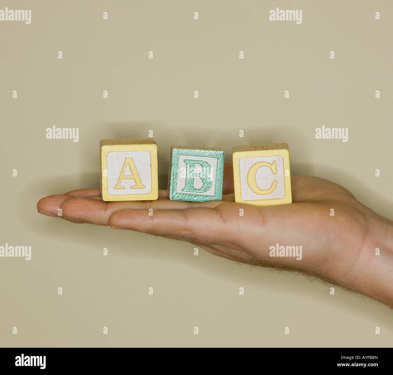 Uomo con blocchi di ABC Foto Stock