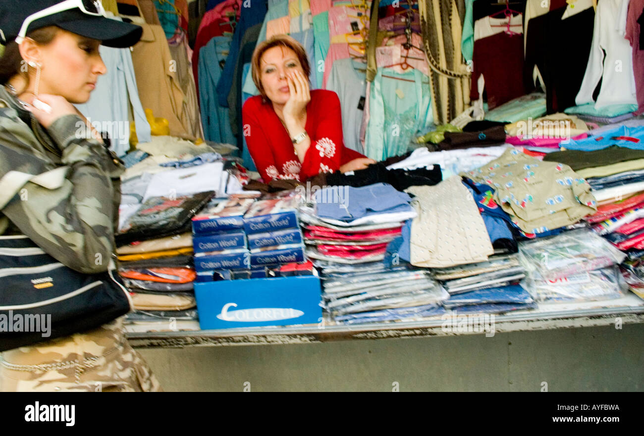 Stanco impiegato e shopper dopo una lunga giornata. Balucki mercato Rynek Lodz Polonia centrale Foto Stock