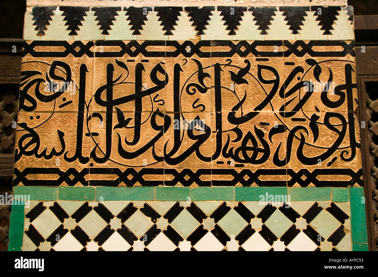 Mosaico Ali ben Youssef Medersa citazioni coraniche sulla piastrella di lavoro scuola teologica di Ali ben Youssef marrakech marocco Foto Stock