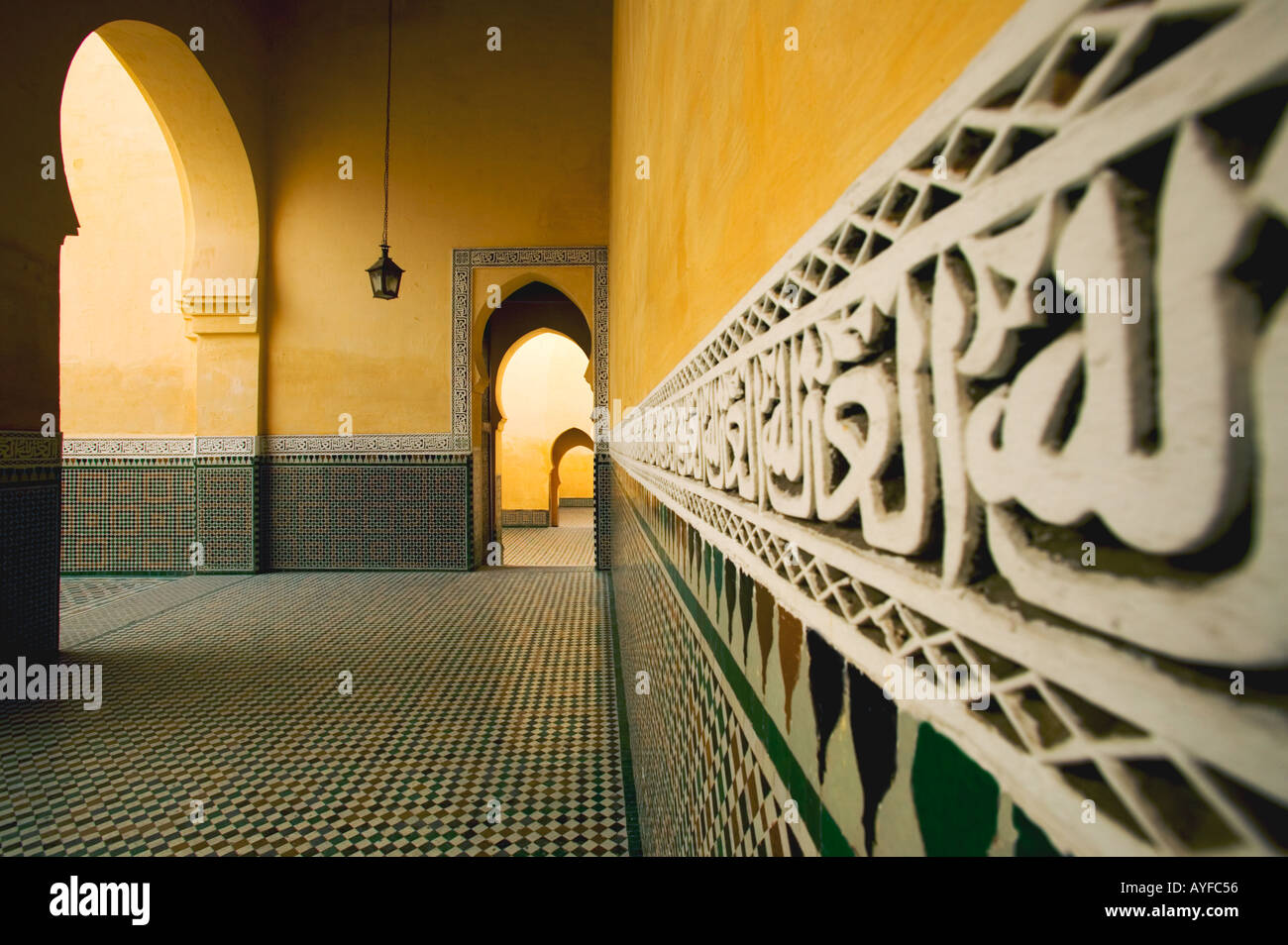 Antichità citazioni coraniche sulla piastrella lavorare intorno alle pareti interne del Mausoleo di Moulay Ismail città di Meknes Marocco Foto Stock