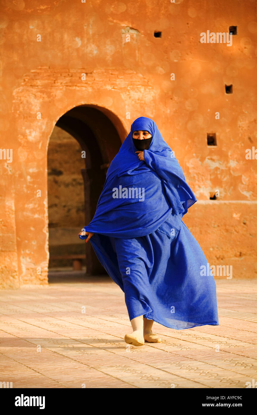 Le donne musulmane di indossare il tradizionale chador a piedi oltre le mura che circondano la medina Marocco Foto Stock