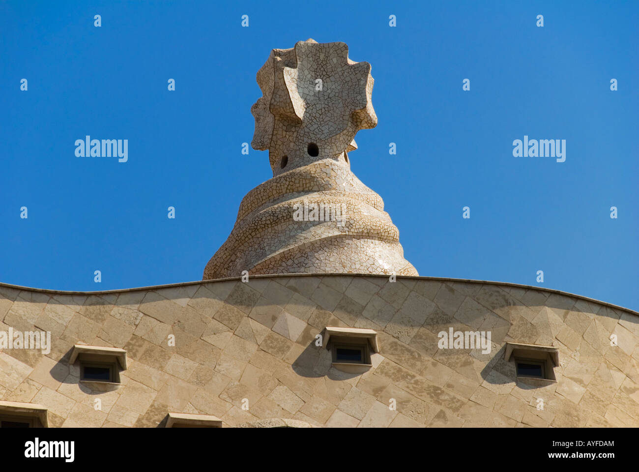 Casa Milà, meglio conosciuta come La Pedrera - il catalano per la cava - progettato da architetto Antoni Gaudí nella zona Eixample di Barcellona, Spagna Foto Stock