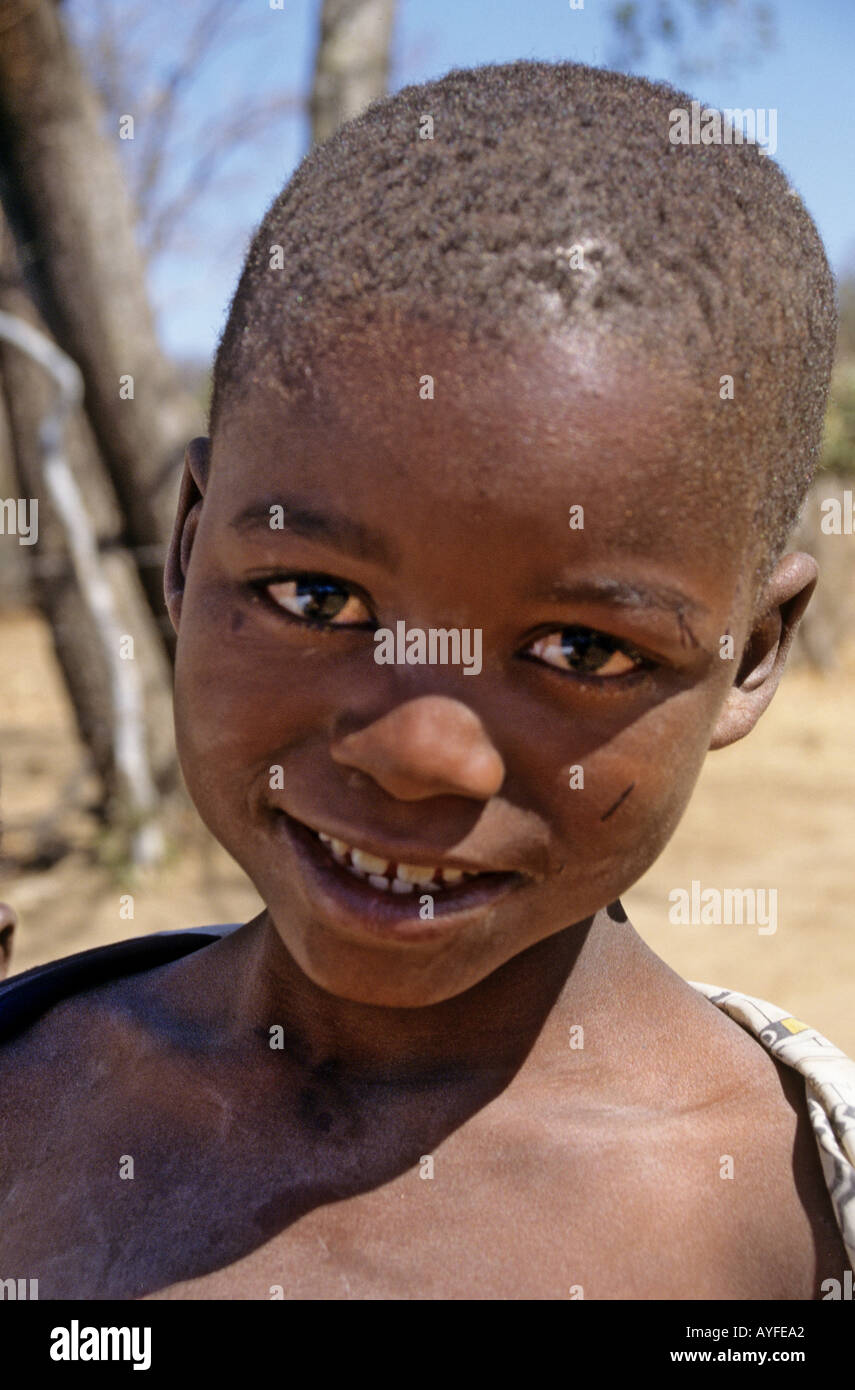 African schoolboy sorridente guardando la fotocamera dello Zimbabwe Africa Foto Stock