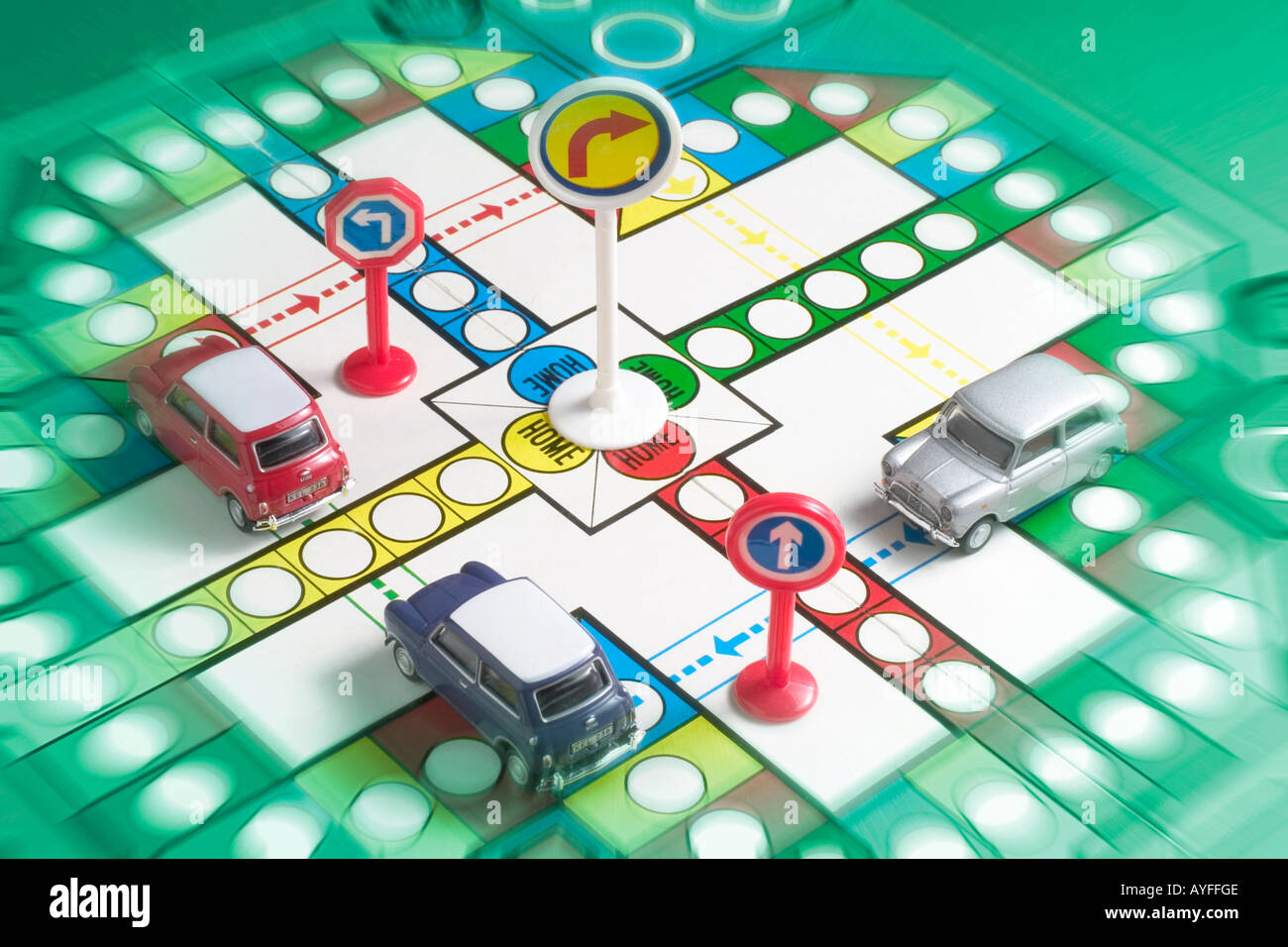 Auto in miniatura e traffico segni sul bordo del gioco Foto stock - Alamy