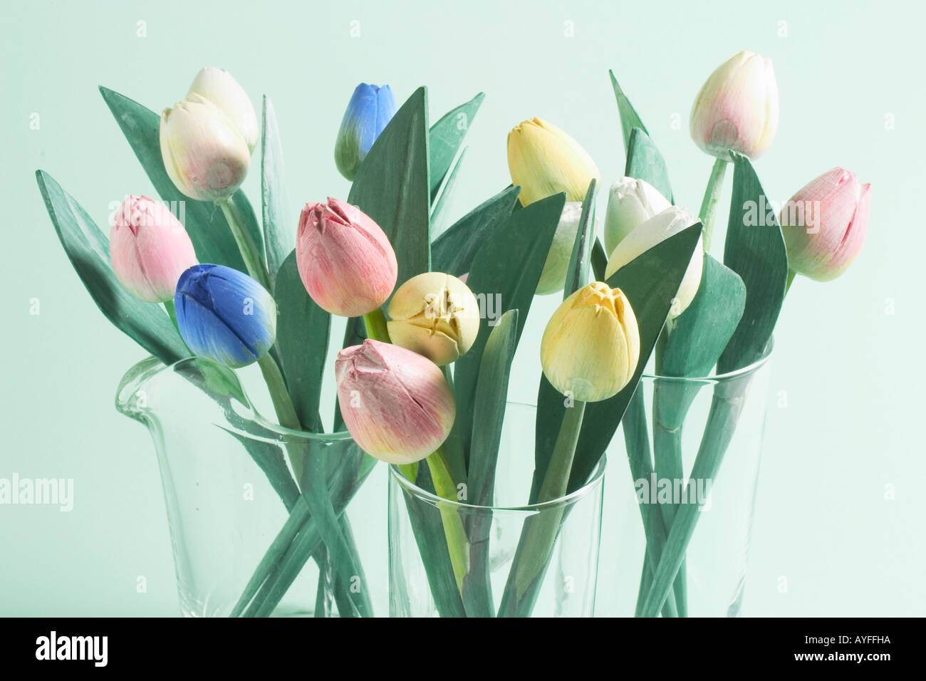 I tulipani in legno nel vaso di vetro Foto Stock