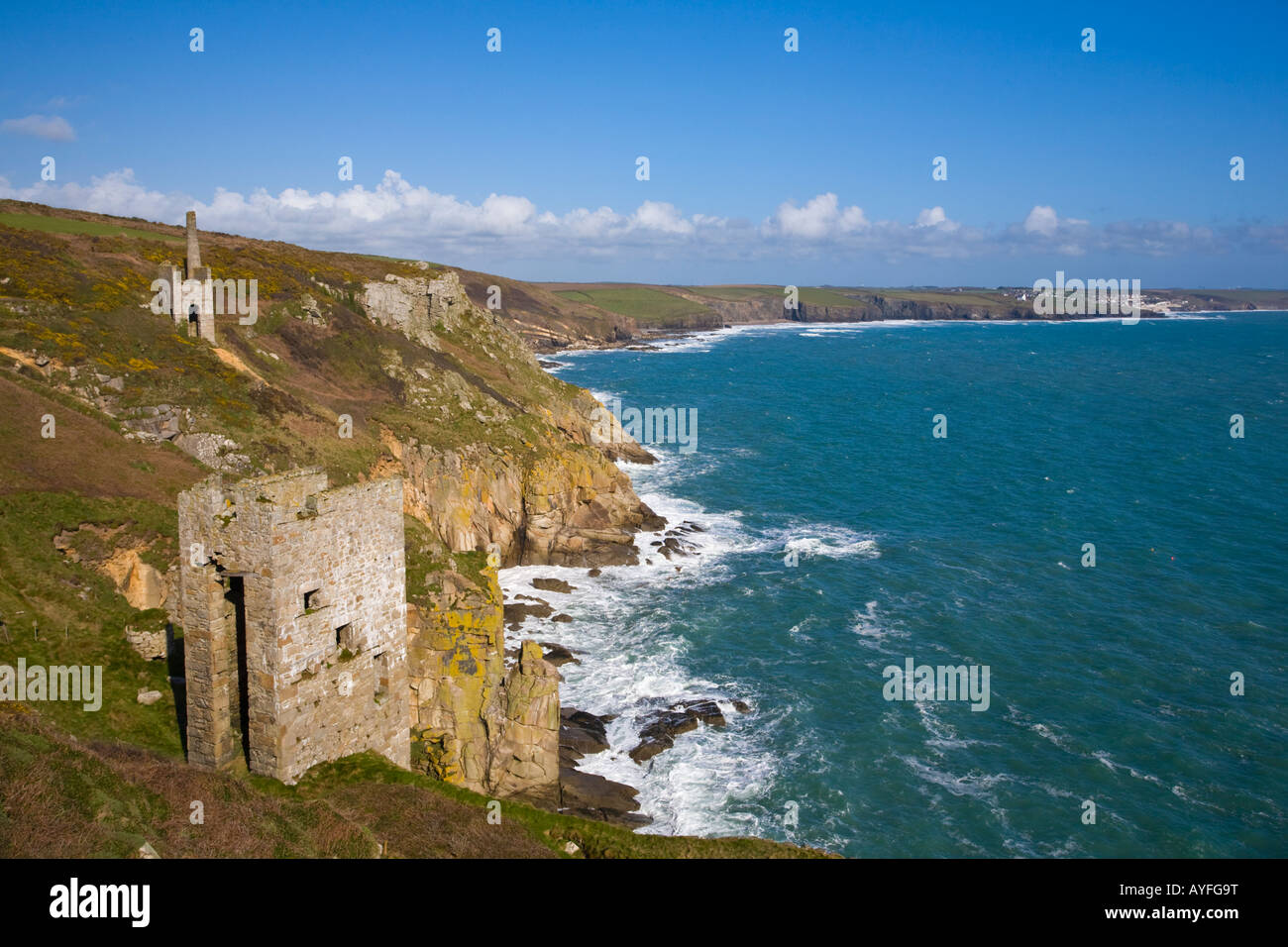Guardando lungo la costa da testa Trewavas Cornwall Inghilterra UK con il motore iconica case in primo piano Foto Stock