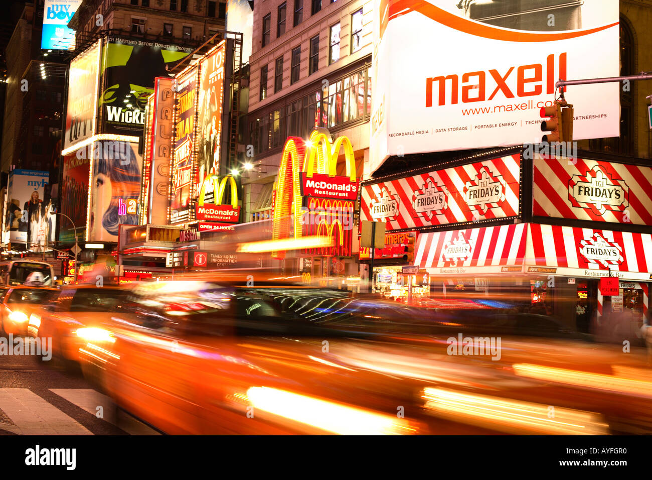 Taxi a Times Square di New York City Foto Stock