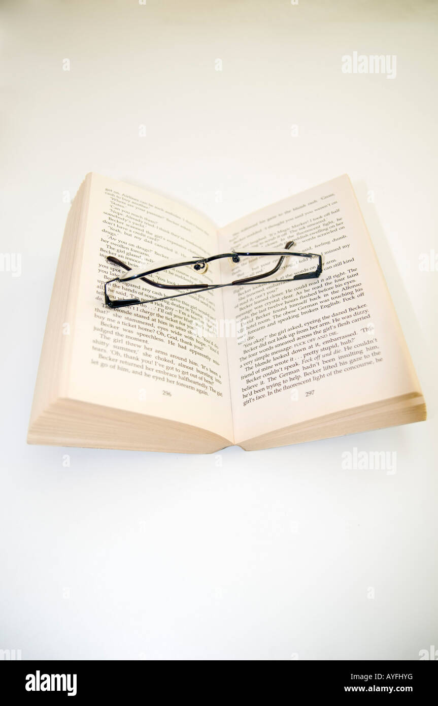 Aprire il libro in brossura e gli occhiali da lettura Foto Stock