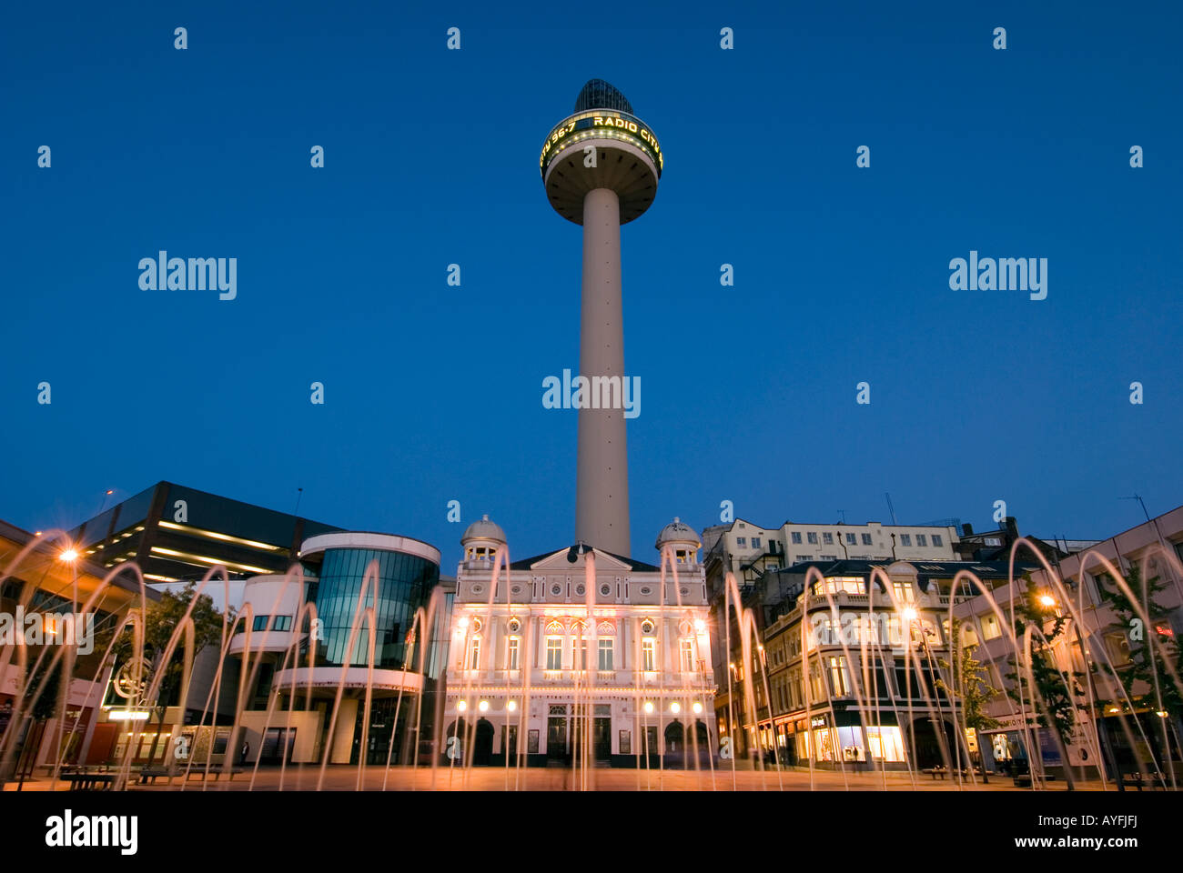 Radio City Tower e Playhouse Theatre di notte, Liverpool, in Inghilterra, Regno Unito Foto Stock