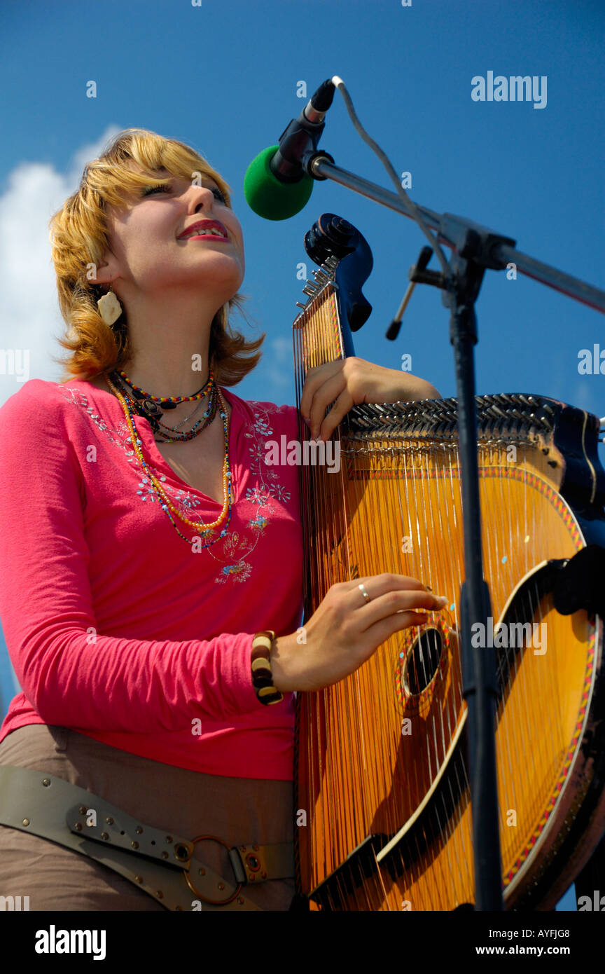 Donna che gioca bandura Foto Stock