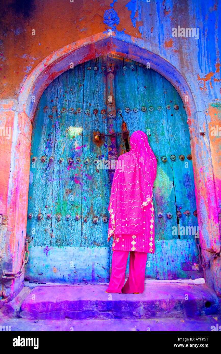 La donna nella Vecchia Delhi da un colorato porta, India Foto Stock