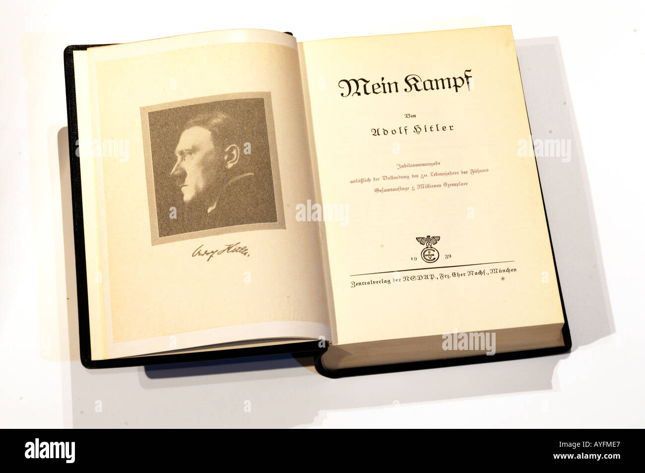 Pagina anteriore di 1939 edizione del Mein Kampf di Adolf Hitler Foto Stock