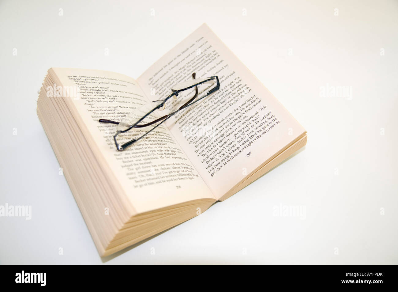Aprire il libro in brossura e gli occhiali da lettura Foto Stock