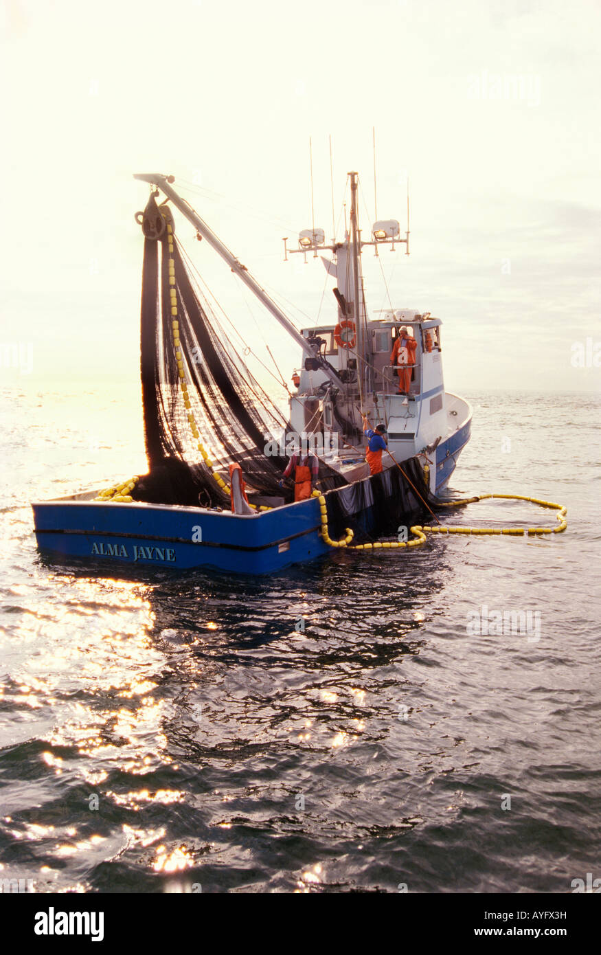 L'equipaggio di un portamonete con sciabica cale nella sua net nel Pacifico al largo dello Stato di Washington Foto Stock