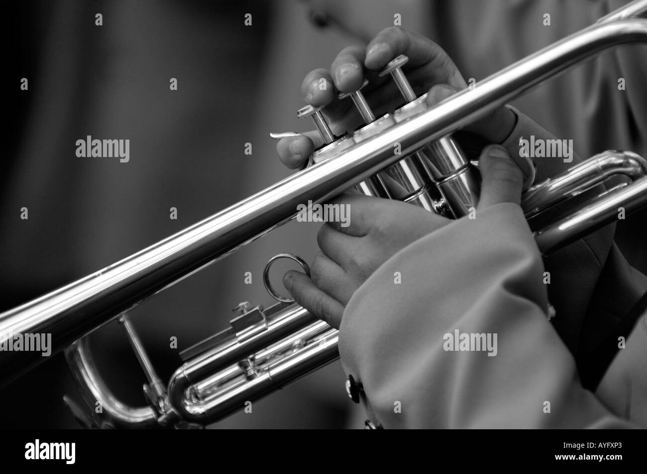 Ragazzo a suonare la tromba Foto Stock