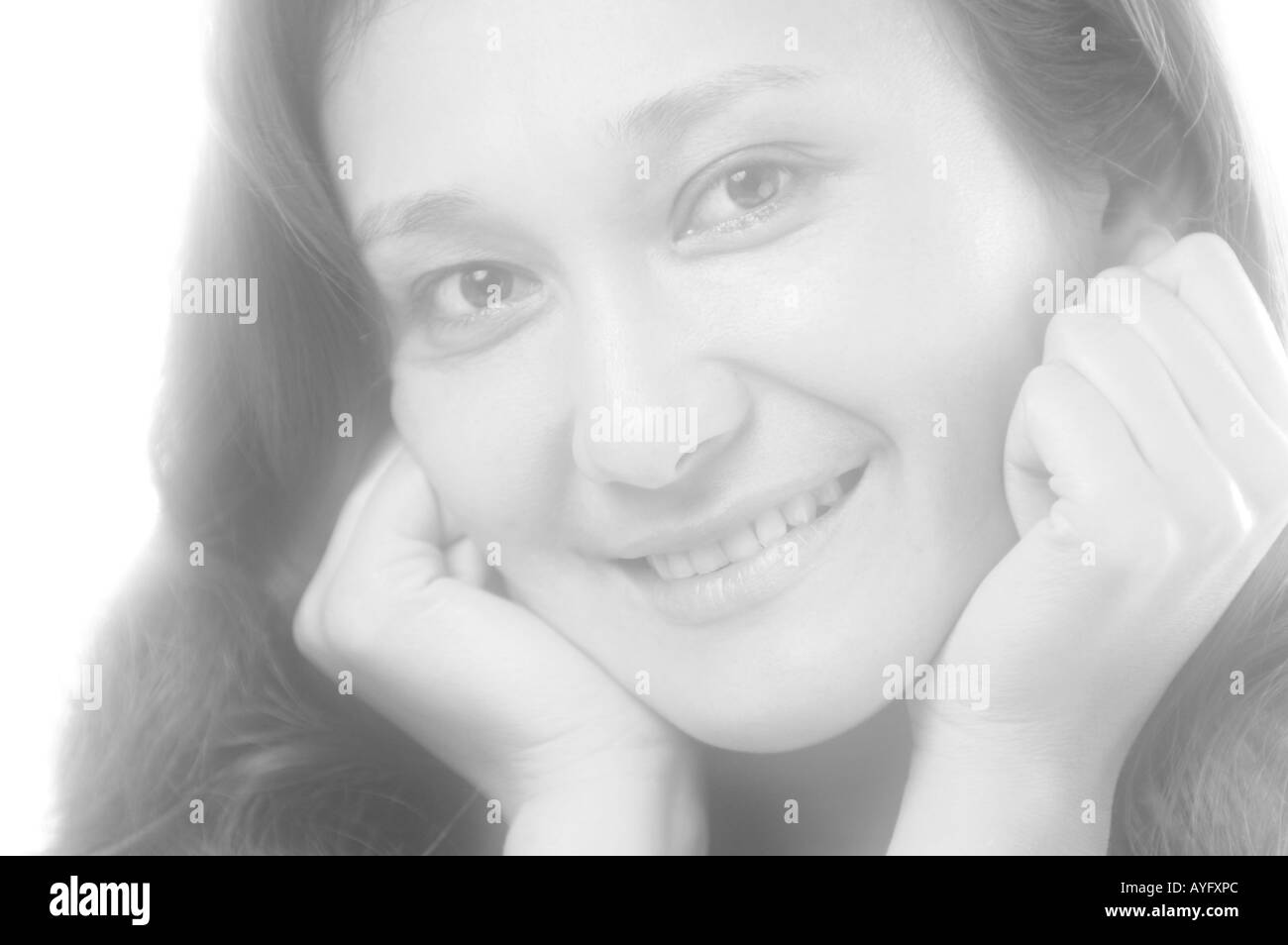 Giovane donna sorridente Foto Stock