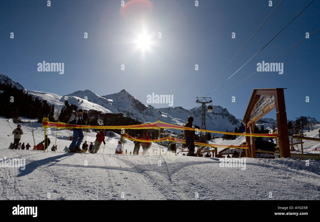 La gente in coda per la sciovia Bellcote La Plagne Alpi Francesi Francia Europa Foto Stock