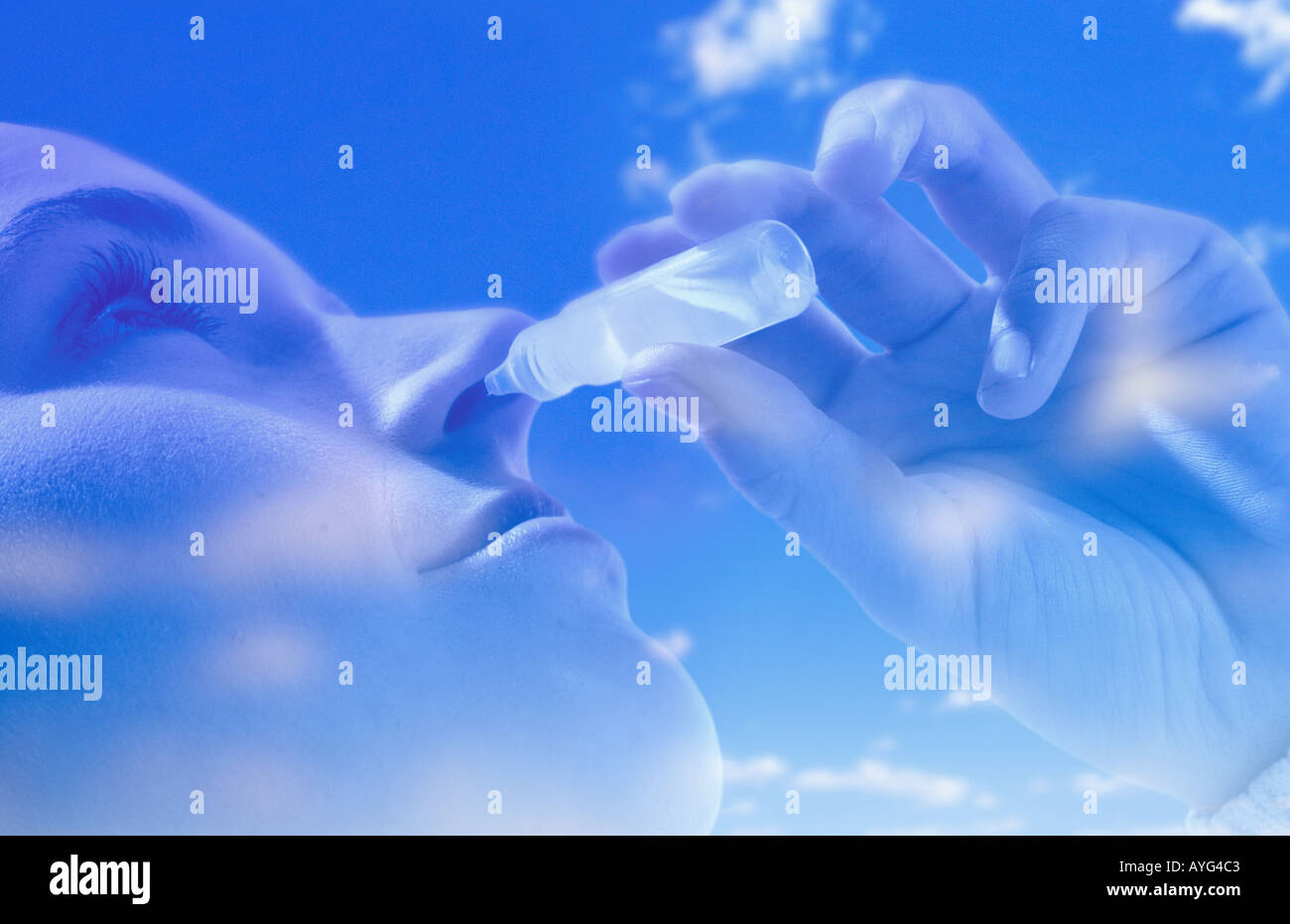 Donna con spray nasale Foto Stock