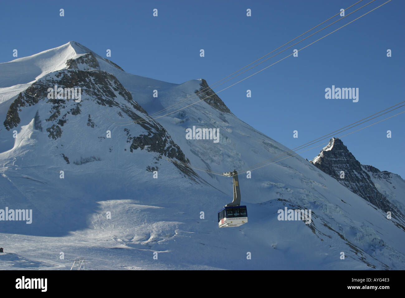 Funivia per la parte superiore del Grand Motte ghiacciaio di Tignes per tutto l'anno sci Foto Stock