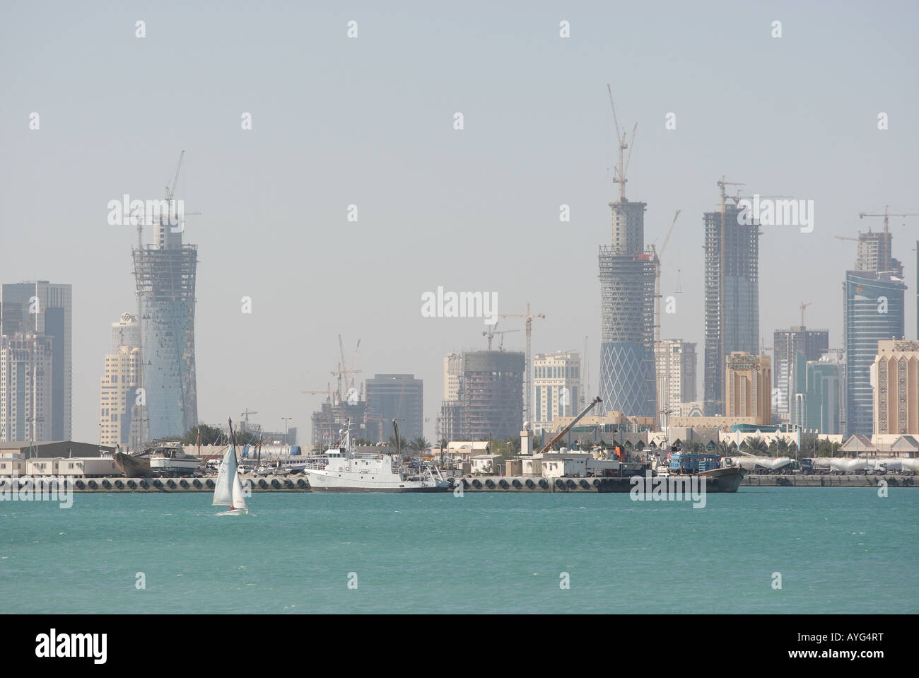 Vista dello skyline di West Bay area a Doha, in Qatar Foto Stock