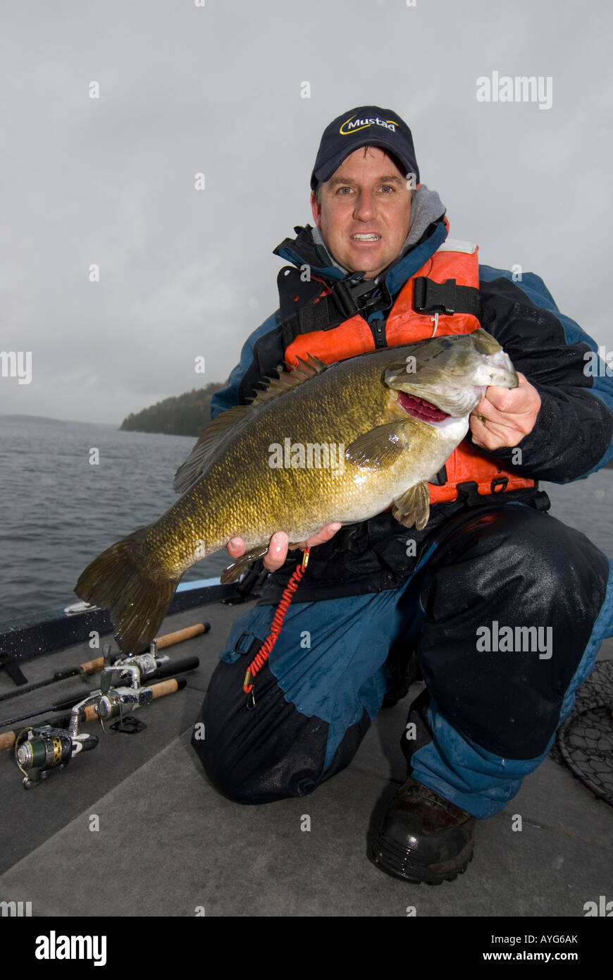 Pro il pescatore con grandi smallmouth Foto Stock