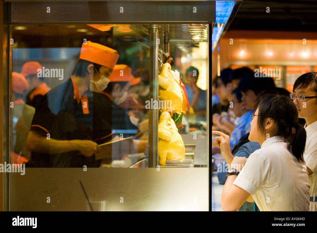 Gli studenti di decidere cosa ordinare per la pausa pranzo Hong Kong Cina Foto Stock