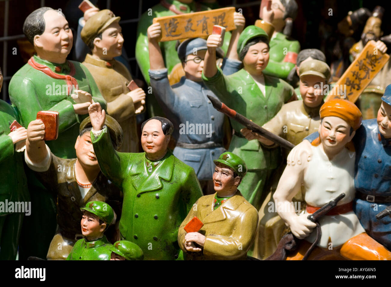 Ceramica di Souvenir Mao e altre figure comunista, Cat Street antico mercato di Hong Kong Foto Stock