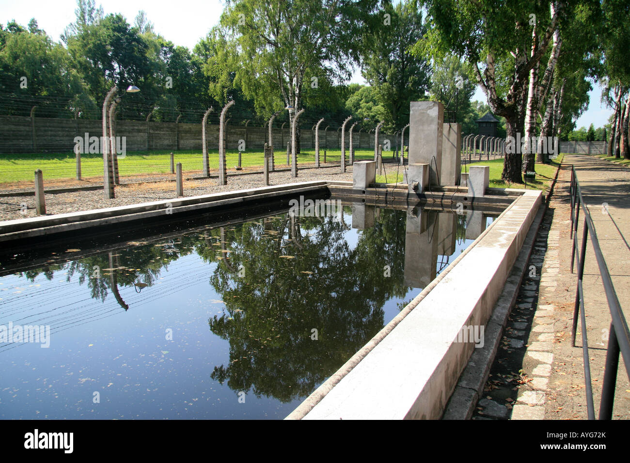 Il 'piscina' e serbatoio antincendio presso l'ex campo di concentramento nazista di Auschwitz, Oswiecim, Polonia. Foto Stock