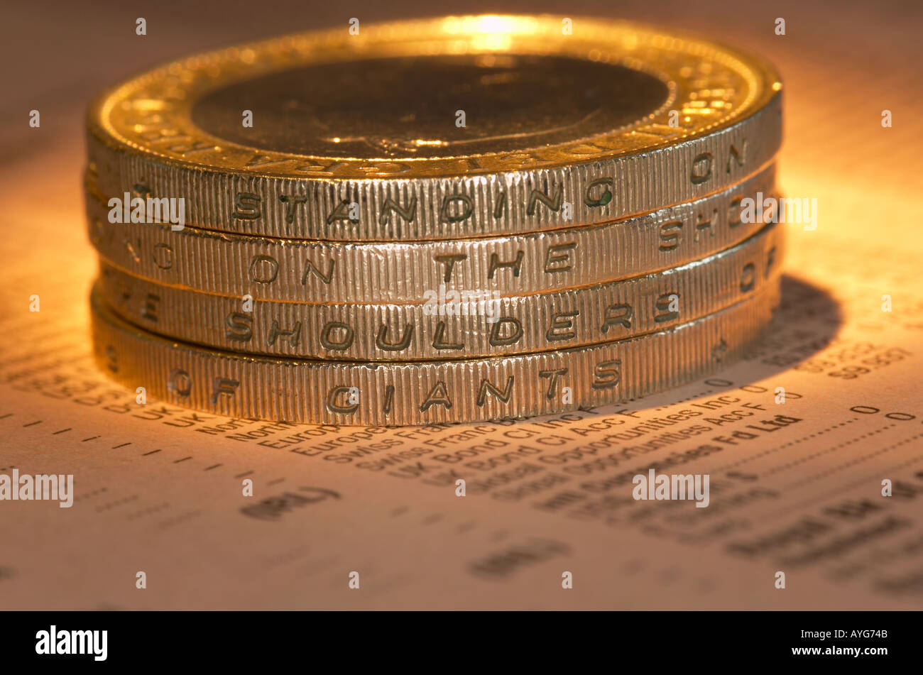 Inghilterra, Regno Unito. Pila di due libbre di monete impilate su una copia del Financial Times di precisare la 'Spermanente sulla spalla dei Giganti" Foto Stock