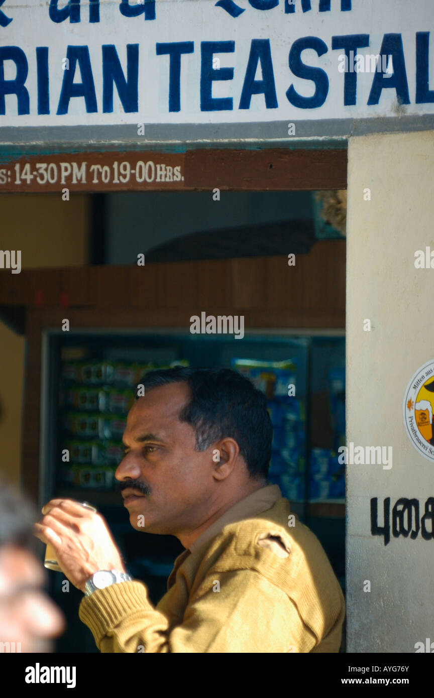 Passeggero del Nilgiri ferrovia di montagna avente un tè su un arresto durante il modo da Ooty a Coonoor. India, nello Stato del Tamil Nadu. Foto Stock