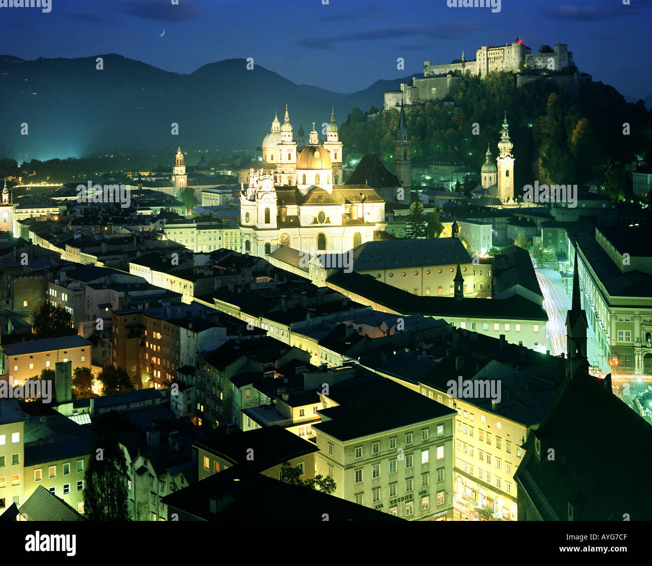 A - Salisburgo: Città e Festung Hohensalzburg (Castello) di notte Foto Stock