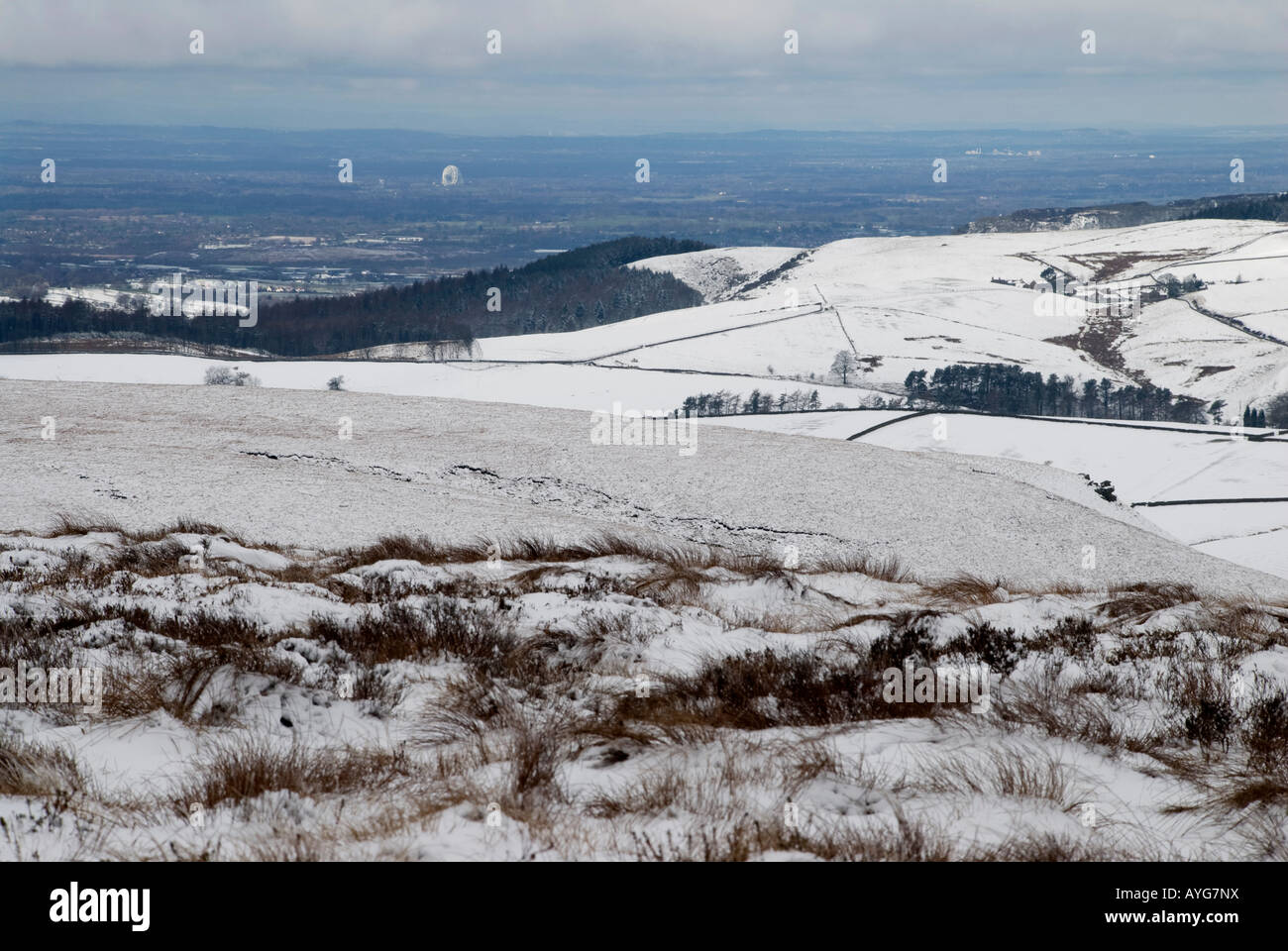 Inverno vista dal Cat Fiddle oltre Macclesfield e la pianura del Cheshire con Jodrell Bank Observatory illuminata dal sole Foto Stock