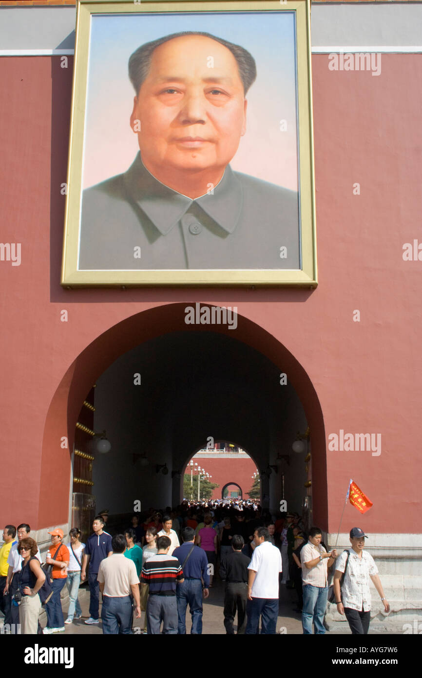 I turisti sotto il ritratto di Mao e la Porta della Pace Celeste Pechino CINA Foto Stock
