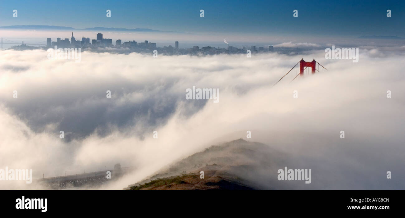 Vista di San Francisco in California nella luce del mattino da Marin County con la nebbia che copre il Golden Gate Bridge Foto Stock