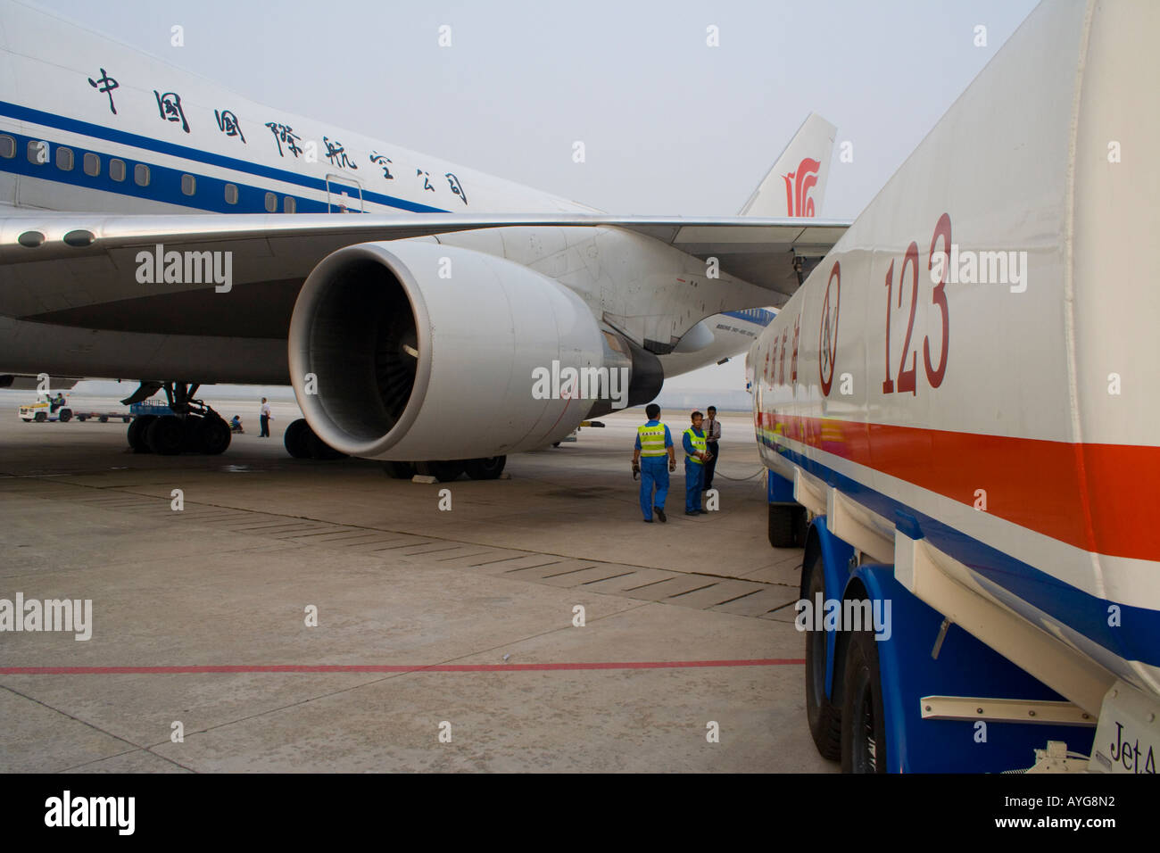 Il personale a terra il rifornimento di una Cina aria aereo da un camion di carburante Capital China International Airport Pechino Cina PEK BJS Foto Stock