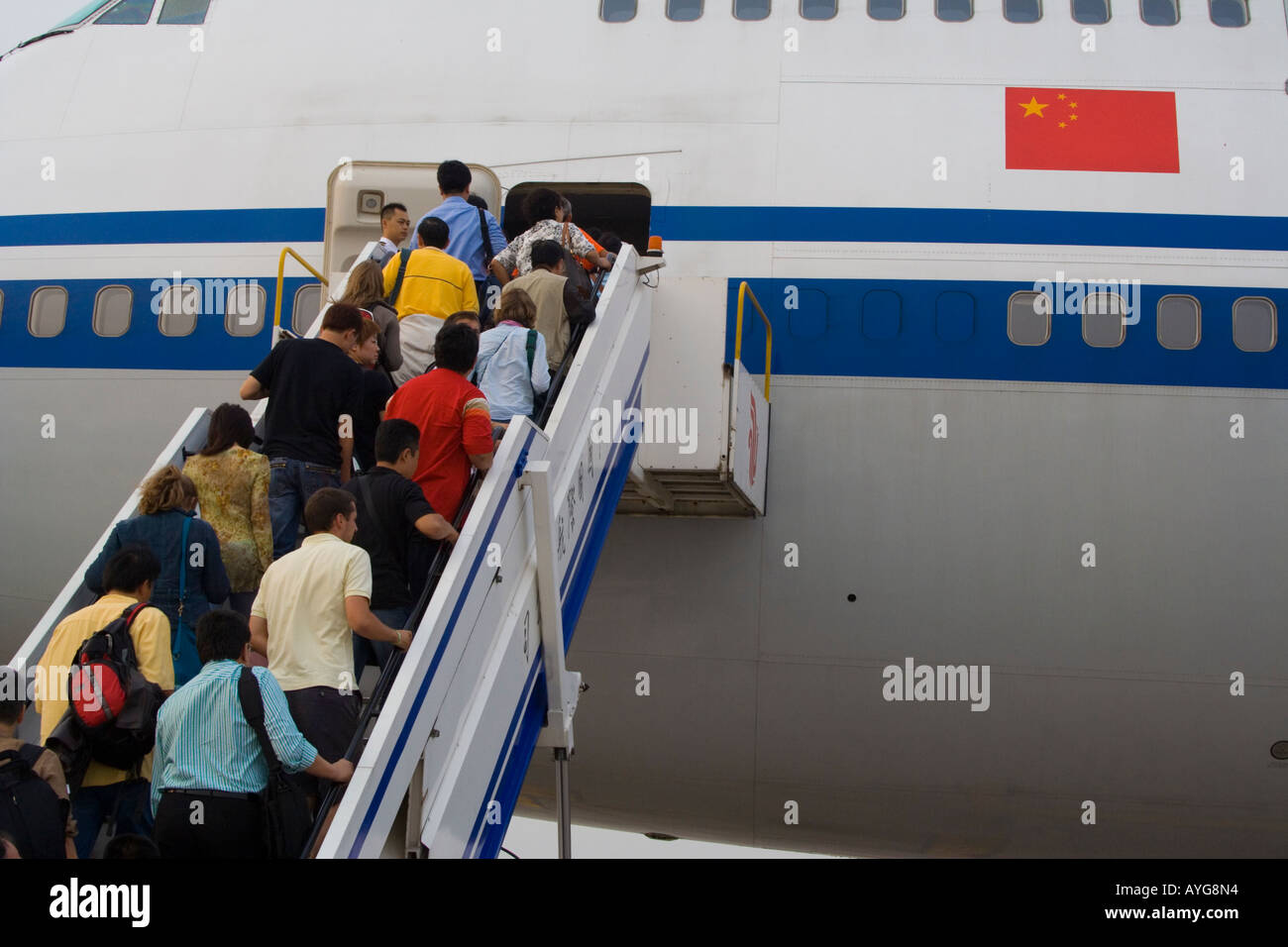 Passeggeri di salire a bordo di un aereo in Cina aereo Capital China International Airport Pechino Cina PEK BJS Foto Stock