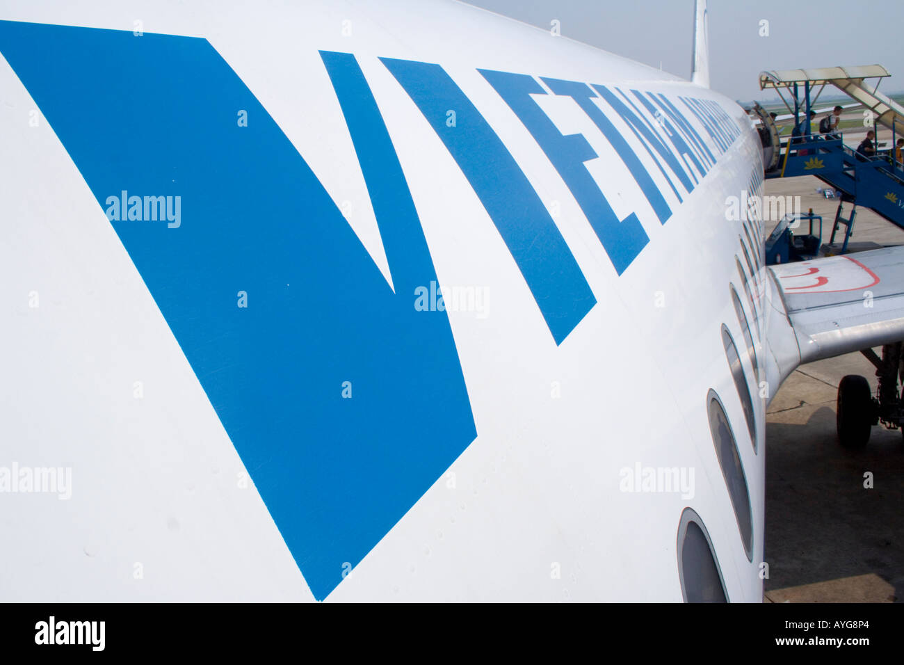 Vietnam Airlines piano sbarco di passeggeri HAN Hanoi Aeroporto Internazionale Vietnam Foto Stock