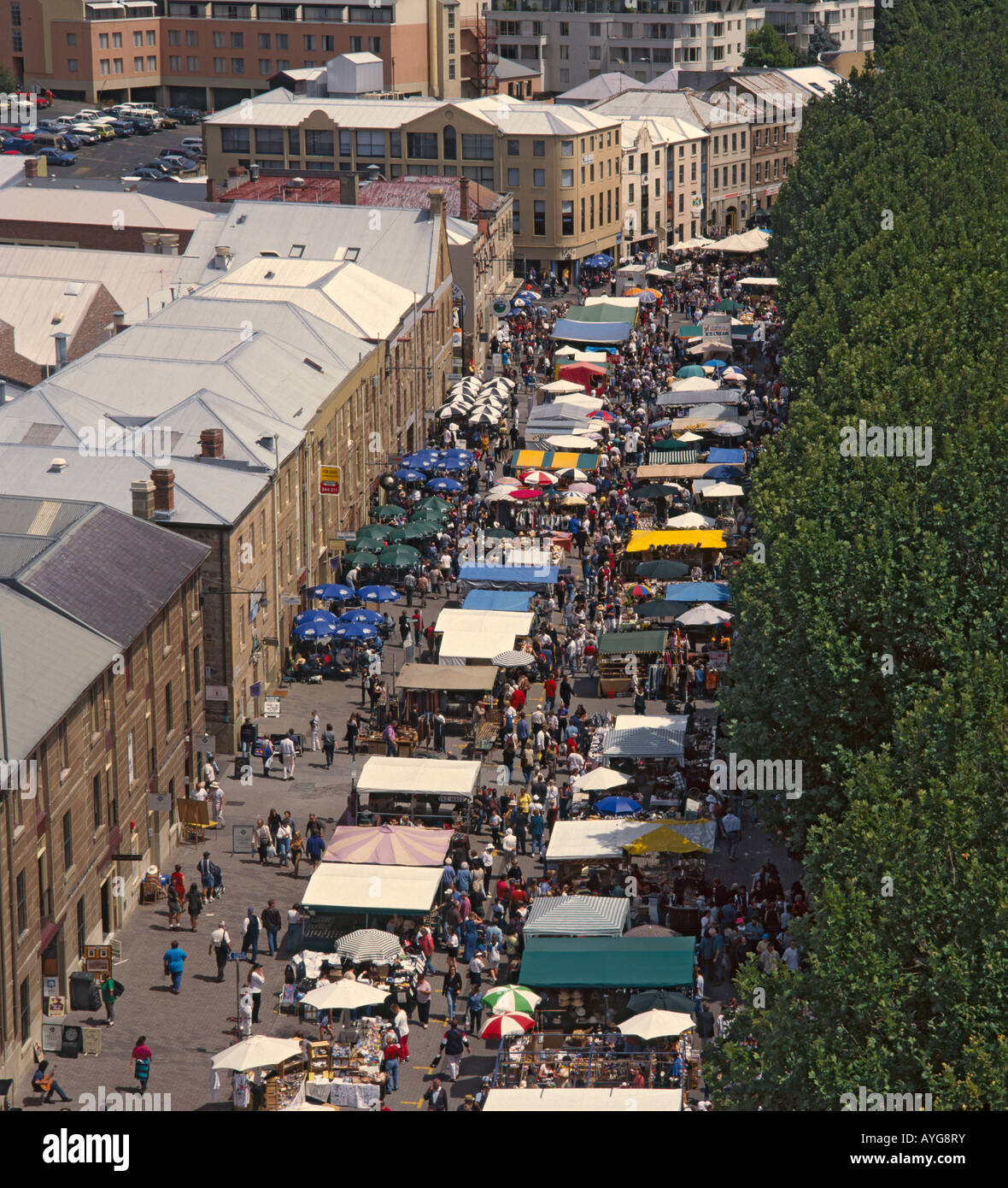 Guardando verso il basso sul mercato del sabato mattina in pieno svolgimento a Salamanca Place con doppia fila di platea coperta Hobart Tasmania Foto Stock