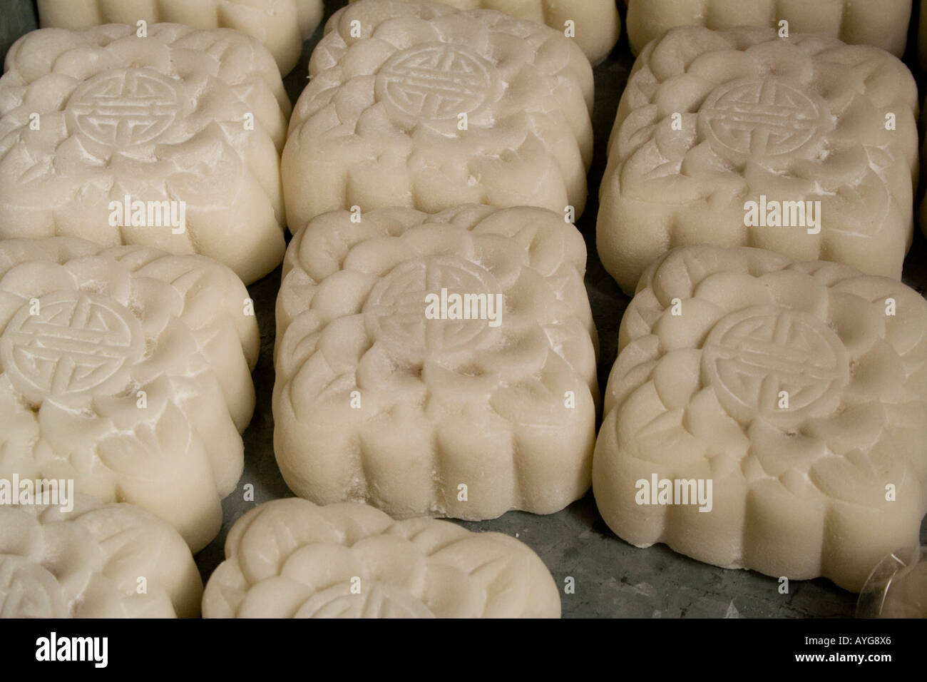 Mooncakes prima della cottura all'interno di una piccola panetteria Hanoi Vietnam Foto Stock