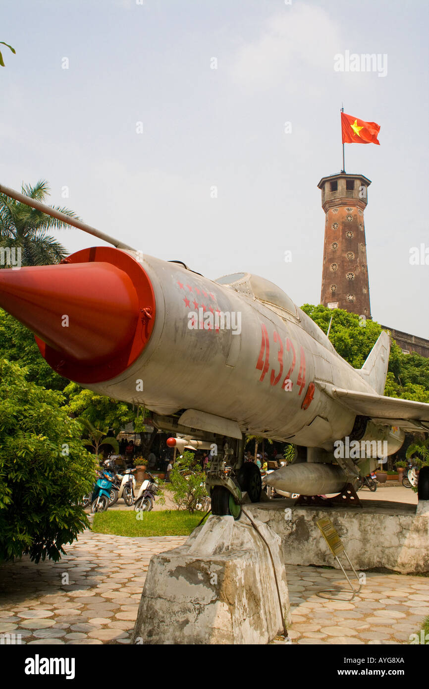 Il vietnamita Airforce Mig sovietici 21 nella parte anteriore del lettino Co la torre ottagonale Esercito Museo Hanoi Vietnam Foto Stock