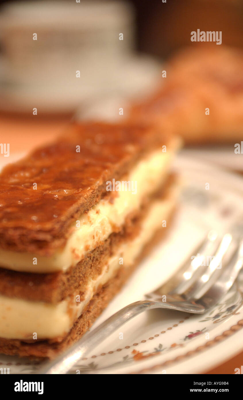Mille Fkleuille. Crema pasticcera Slice di Parigi, Francia. Foto Stock