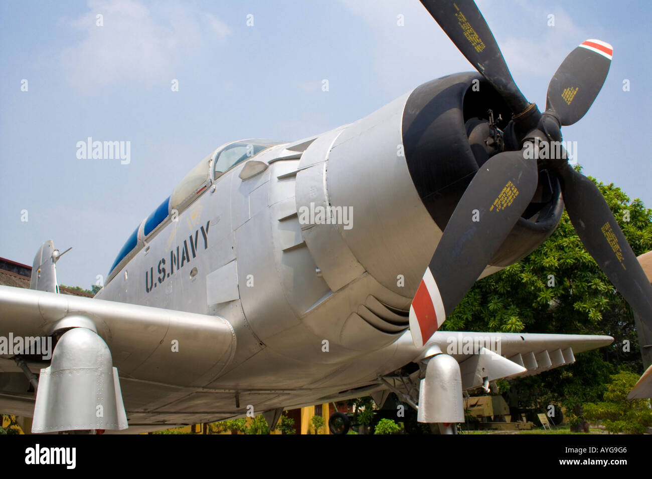 USN catturata Navy AD 5 Skyraider Esercito Museo Hanoi Vietnam Foto Stock
