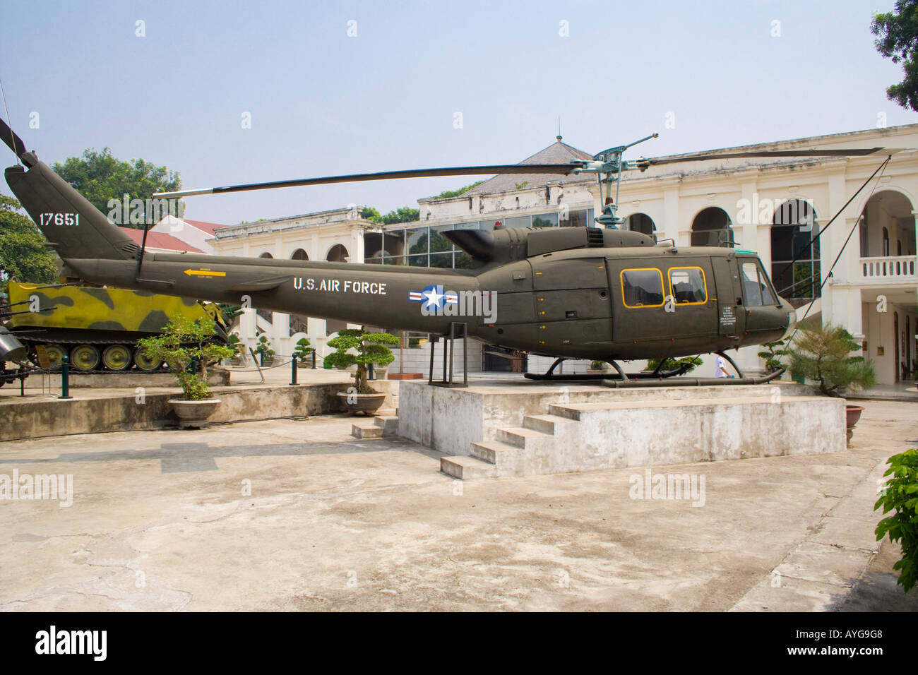 Catturato US Army UH IH Iroquois elicottero Esercito Museo Hanoi VIetnam Foto Stock