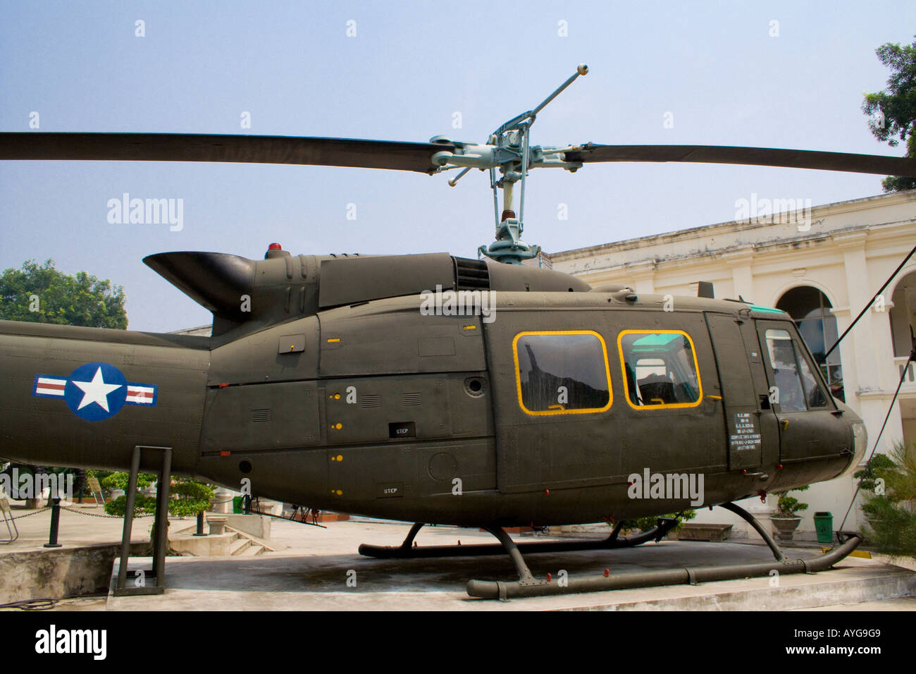 Catturato US Army UH IH Iroquois elicottero Esercito Museo Hanoi VIetnam Foto Stock