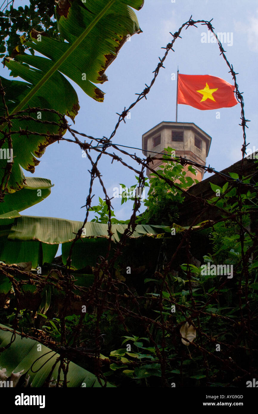 Icona vietnamita ottagonale Torre di bandiera il Museo dell'esercito Hanoi Vietnam Foto Stock