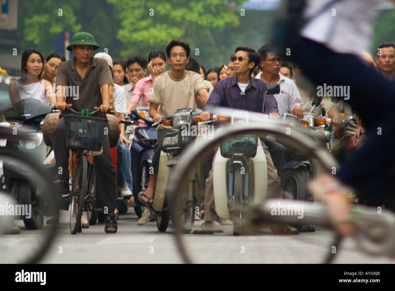 Strade di Hanoi Pranzo con persone andare in motocicletta Vietnam Foto Stock