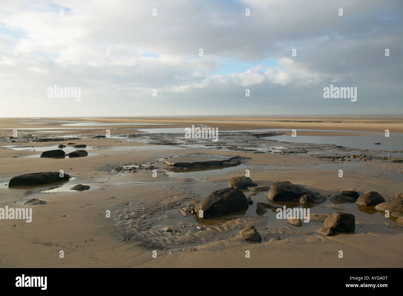 La spiaggia a Formby con preistorico giacimenti di torba evidente Foto Stock